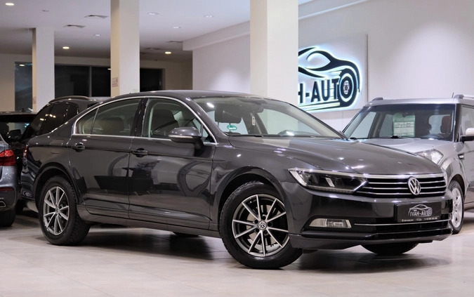 Volkswagen Passat cena 67800 przebieg: 240000, rok produkcji 2018 z Wołomin małe 704